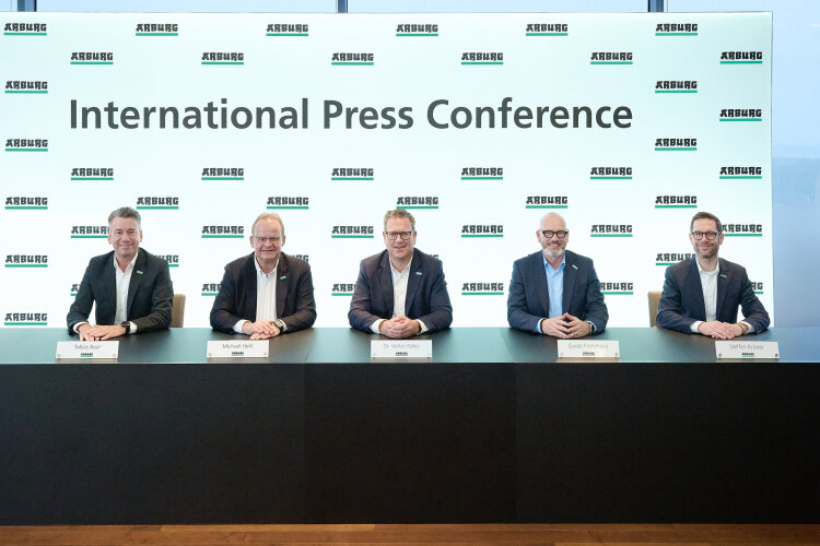 Michael Hehl, Managing Partner and Spokesperson of the Management Board (2. from left) Dr. Volker Nilles, CEO (middle) Guido Frohnhaus, Managing Director Technology & Engineering (4. from left) Steffen Kroner, Managing Director Finance, Controlling, IT an