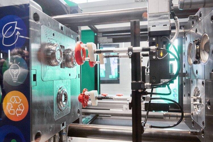 The new standard Allrounder 1000 e Trend injection moulding machine produced the Donut-ella USB cable winder during Technology Days 2026, attracting strong interest from visitors