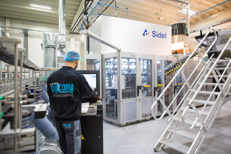 Operator operating a Sidel blow-moulding machine at Ducona’s plant