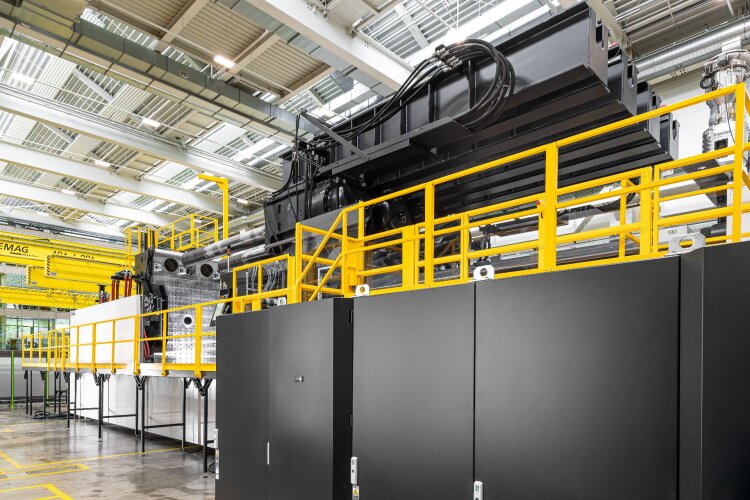 As the world’s largest injection moulding machine, the ENGEL duo 12000 US enables the cost-efficient production of large-format injection-moulded parts in previously unattained dimensions, thereby creating the basis for new product concepts with reduced a