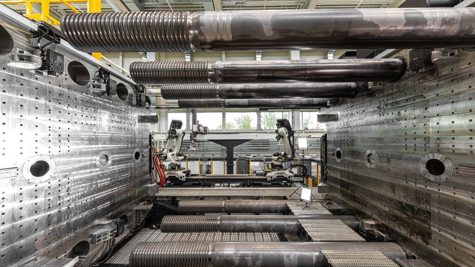 ENGEL presents the world's largest injection moulding machine duo 12000 US