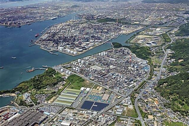 Discussions on the reorganization of petrochemical complexes are ongoing (In the photo: Mizushima Industrial Complex).