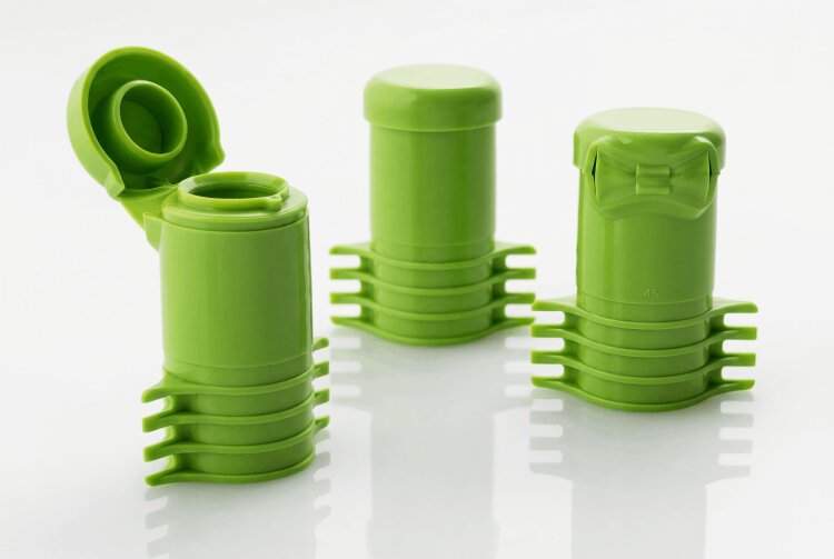 Special versions of flip-top closure caps produced on the e-mac 380 show how high cavity counts and short cycle times can be implemented cost-efficiently with stable component quality.