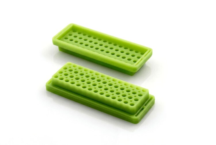 The sealing mats produced in the LSR process are gently removed from the mould using a brush, enabling reliable production of sensitive components.