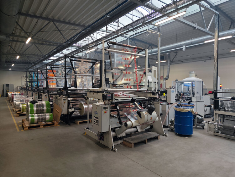 Maszyna do produkcji standardowych torebek typu wicket z folii CPP, LDPE i HDPE, zapewnia wysoką wydajność oraz niezawodność dostaw dla branży piekarniczo-cukierniczej, świeżej żywności i handlu detalicznego.