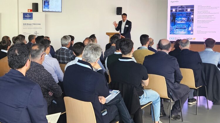 The live demonstration at the open house event was accompanied by a series of expert presentations on the production of barrier films and packaging.