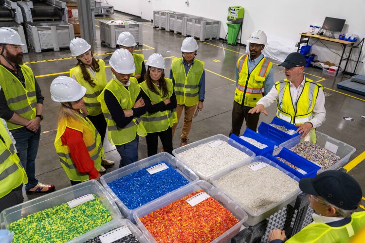 Tomra, material tests: during the official opening, guests saw live demonstrations and reviewed various test results