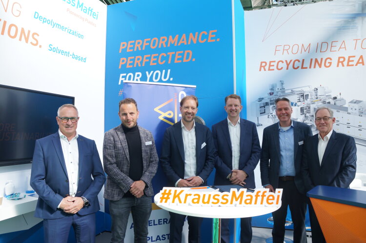 Driving the future of chemical recycling together: The teams of BlueAlp and KraussMaffei Extrusion with Jan Bruys, Albert Boogert, Valentijn de Neve, Ralf Benack, Mathijs Meijs and Jörg Hasse (from left)