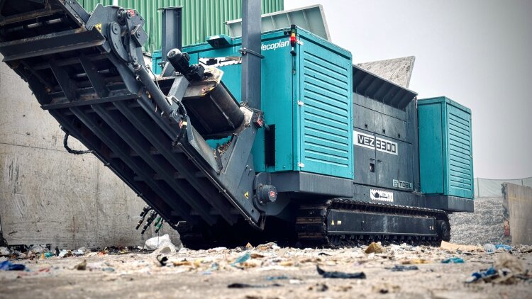 Urządzenie VEZ 3300 e mobil rozdrabnia materiał bezpośrednio w miejscu pracy, ograniczając w ten sposób nakłady związane z transportem i logistyką, zwłaszcza w przypadku zmiennych lokalizacji lub wahań ilości materiału