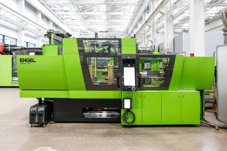Injection moulding cell with tie-bar-less Engel victory and easix six-axis robot, the basis of the fully automated production solution for thermoplastic composite rotor blades, front view