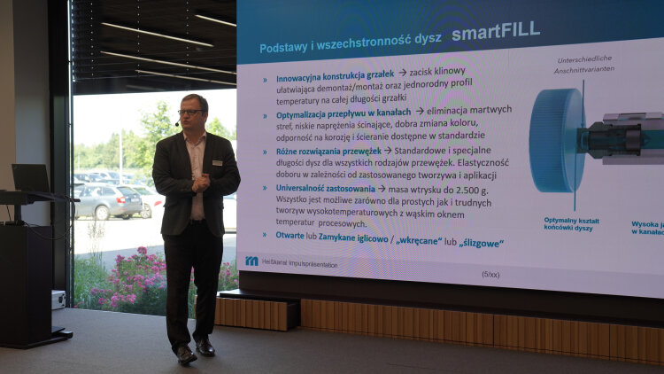 Paweł Andersohn zaprezentował technologię gorących kanałów smartFLOW Helix.