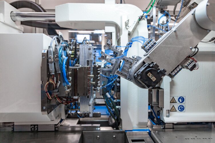 MicroPower offers ample scope for automation. In addition to the vertically integrated Scara robot, solutions developed by customers can also be integrated via interfaces