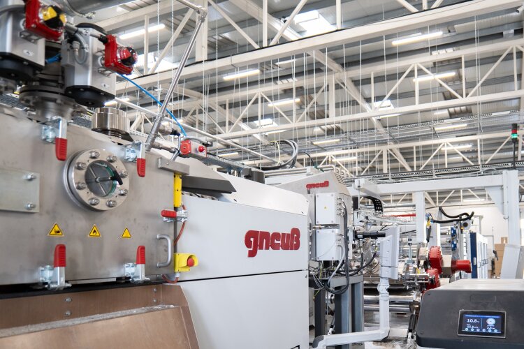 Gneuss Omni extrusion line with MRS extruder and RSFgenius melt filtration system