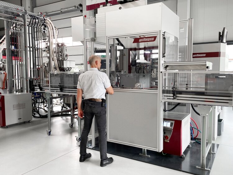 From part removal to packaging, FlexCell plus accommodates all automation components in one safe, compact unit, while still providing easy access to the mold space at any time.