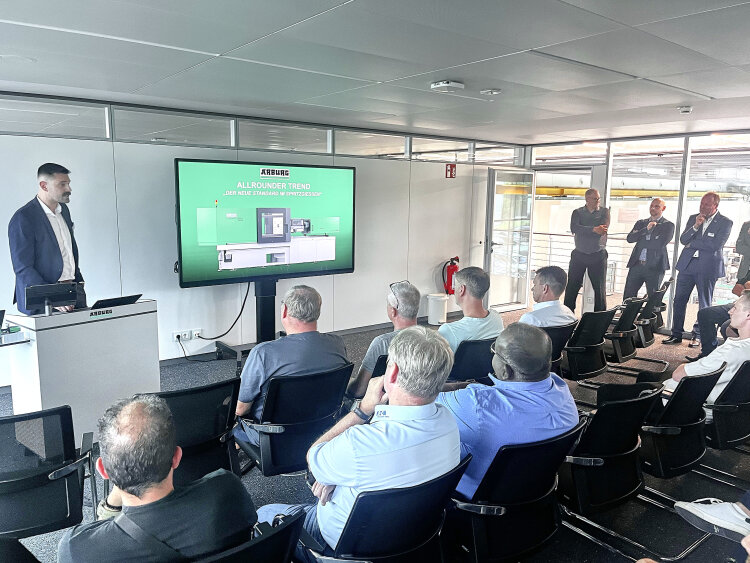 During a series of specialist presentations, customers were able to learn first-hand everything they needed to know about the Allrounder Trend and the Gestica lite control system.
