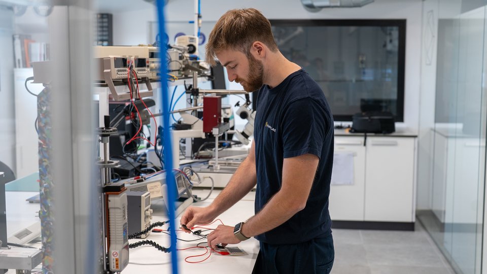 Re-cell develops structural batteries for aviation
