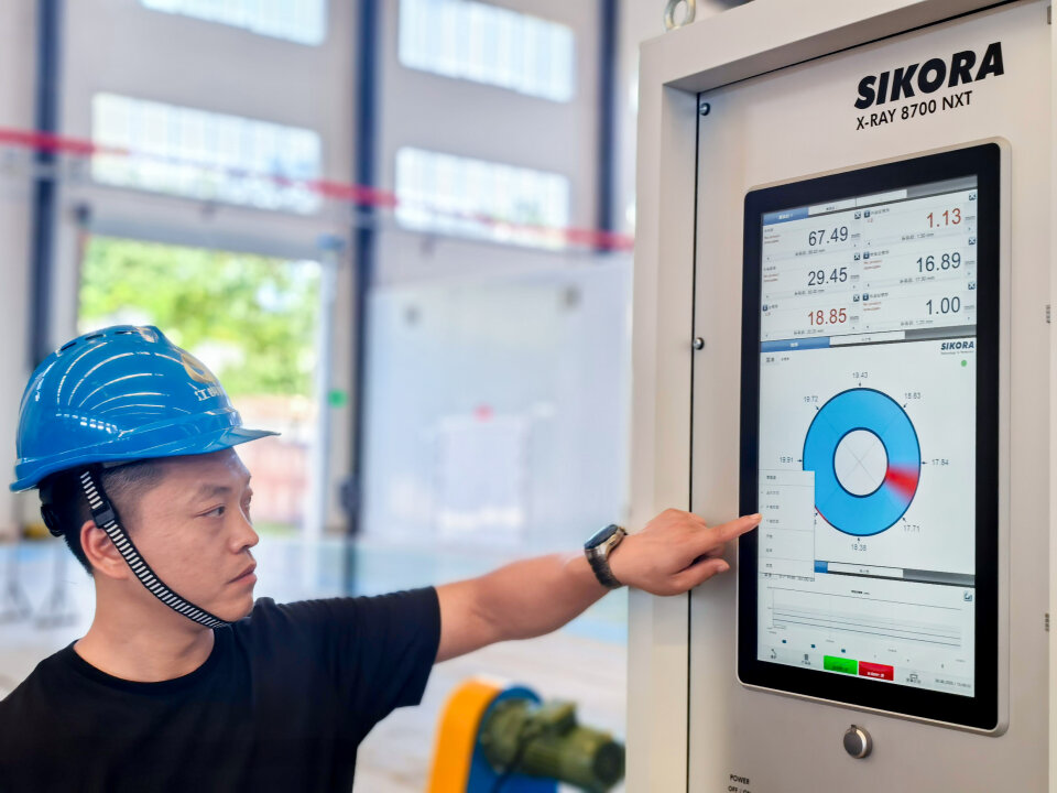Pan Xiong, kierownik działu wyposażenia w Jiangxi Cable, odczytuje parametry produktu