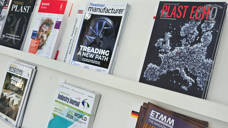 Magazyn „Plast Echo” prezentowany wśród międzynarodowych czasopism branżowych podczas targów JEC World w Paryżu