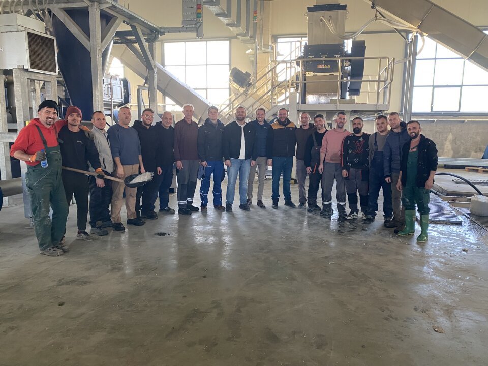 Dzięki wieloletniemu partnerstwu z Lindner Washtech Plastika Kosovo osiągnęła technologicznie solidny restart działalności recyklingowej w wyjątkowo krótkim czasie po dużym pożarze. Nowa instalacja została zaprojektowana z myślą o podwojeniu mocy recyklingowych przy stale wysokiej jakości produktu wyjściowego