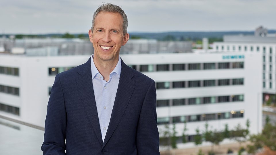 Rainer Brehm pokieruje jednostką automatyki Siemens