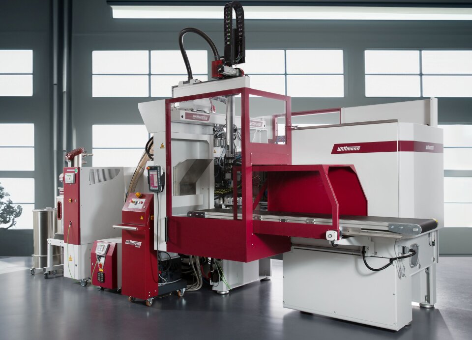 Ingrinder production cells integrate all process components on a compact floor space. Sprue and other parts of production scrap are filled directly into the hopper of the granulator via a chute