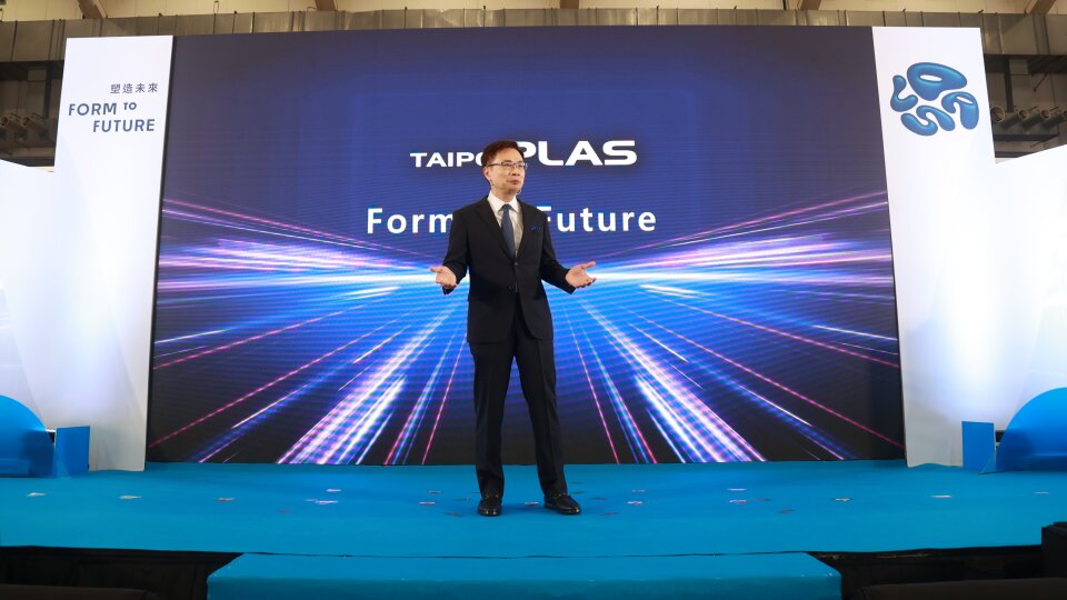 James Huang, dyrektor generalny TAITRA, wygłasza przemówienie powitalne podczas ceremonii otwarcia TaipeiPLAS 2026
