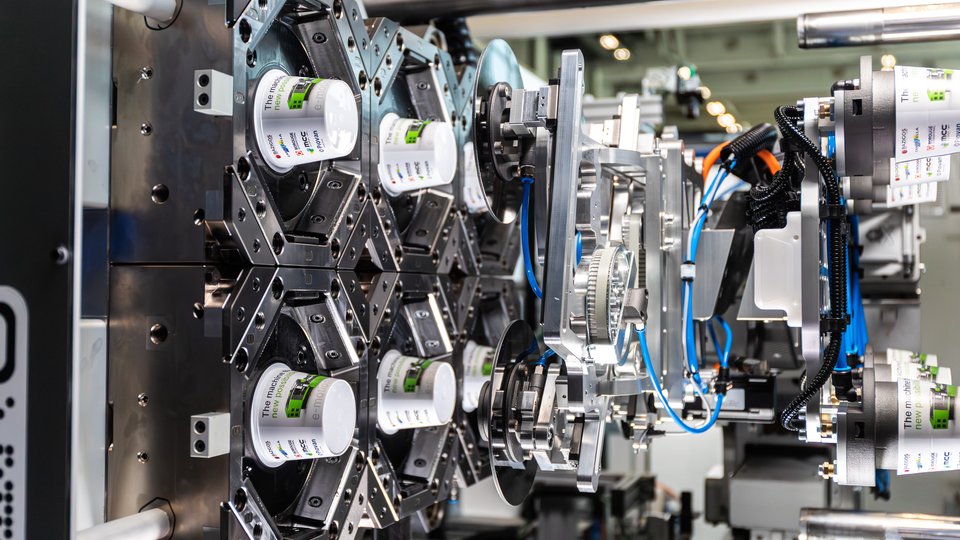 Engel stawia na opakowania o cienkich ściankach dzięki modelowi e-motion 380