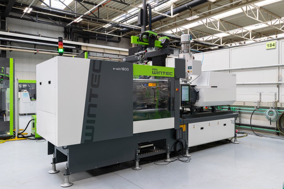Kompletne rozwiązanie z wtryskarką Wintec e-win 1800 i nowym robotem Engel viper 6 łączy formowanie wtryskowe i automatyzację w zintegrowanym gnieździe produkcyjnym