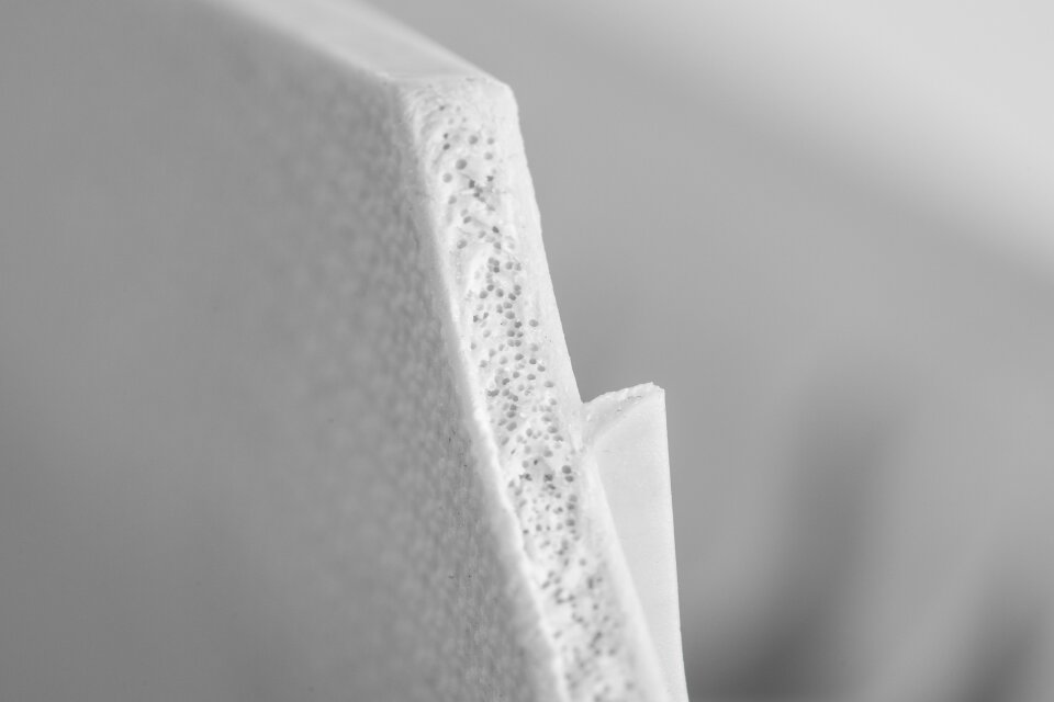 Lekka konstrukcja w przekroju: element foammelt ma spienioną strukturę wewnętrzną, która ogranicza zużycie materiału i masę