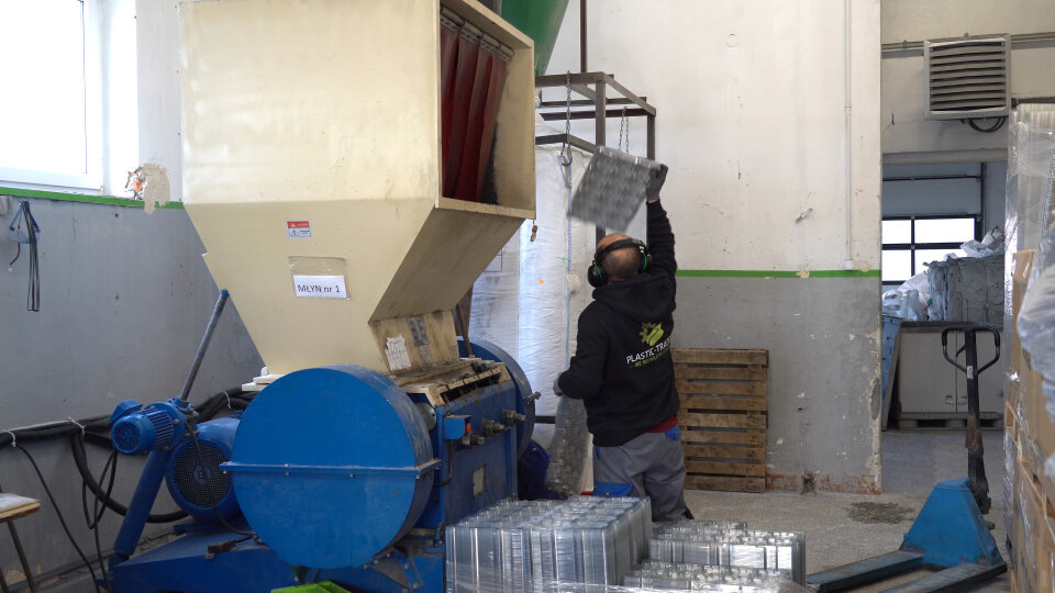 Podawanie odpadów z tworzyw sztucznych do młyna w zakładzie Plastic-Trader.