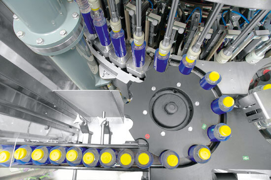 The Rollsleeve labeler combines the simplicity of its consolidated roll-fed group, resulting in highly customized container labeling, with the advantage of label film cost reduction.