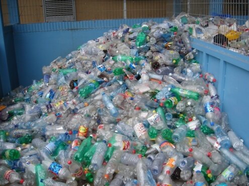 Tak działa instalacja do recyklingu butelek PET