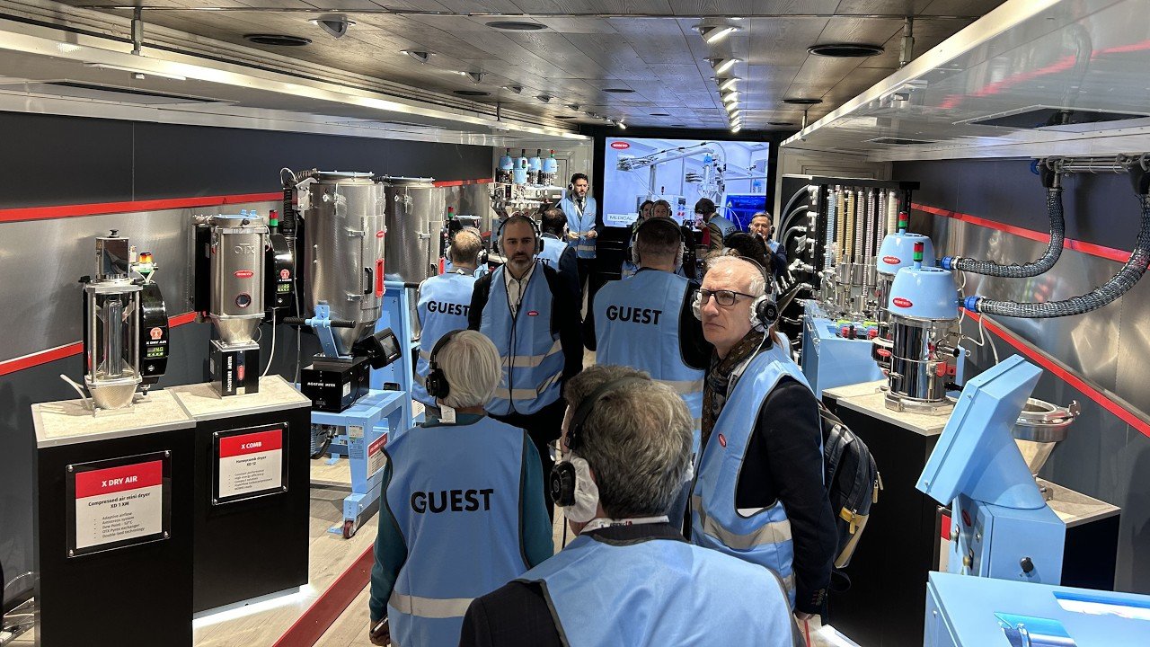 Odtwórz: Plast 2026, Press Tour in Italy